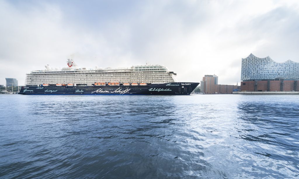 Mein Schiff 5 bij de Elbphilharmonie in Hamburg