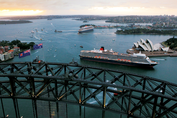 Queen Mary 2 bij de Sydney Harbour Bridge