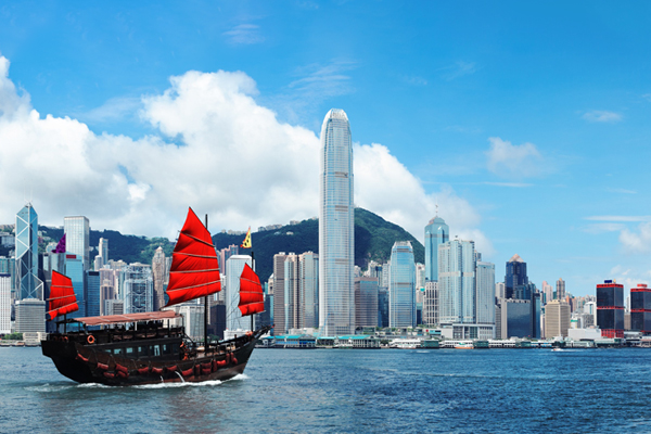Een boot voor de skyline van Hongkong